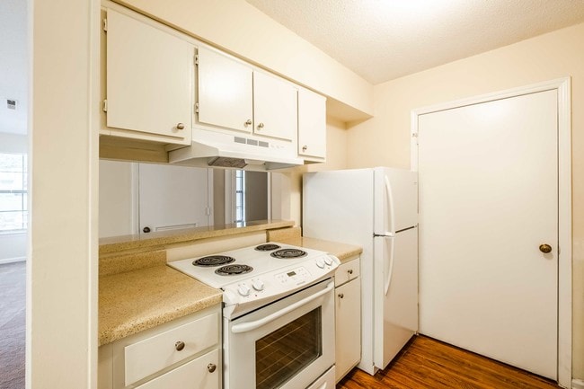 Building Photo - Hanover Court Apartments
