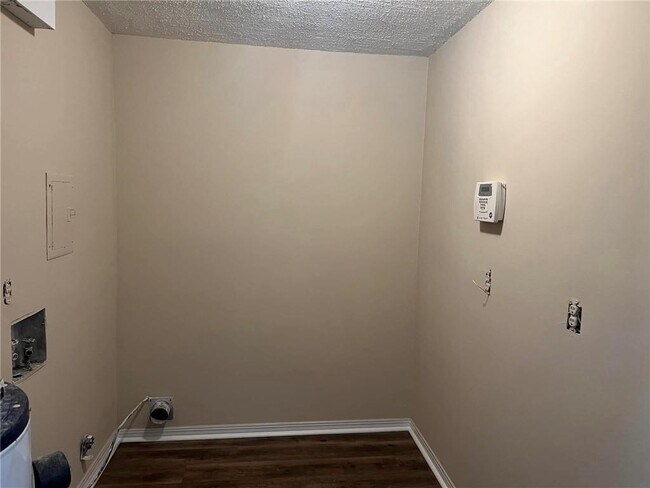 Building Photo - 5160 Lancelot Dr
