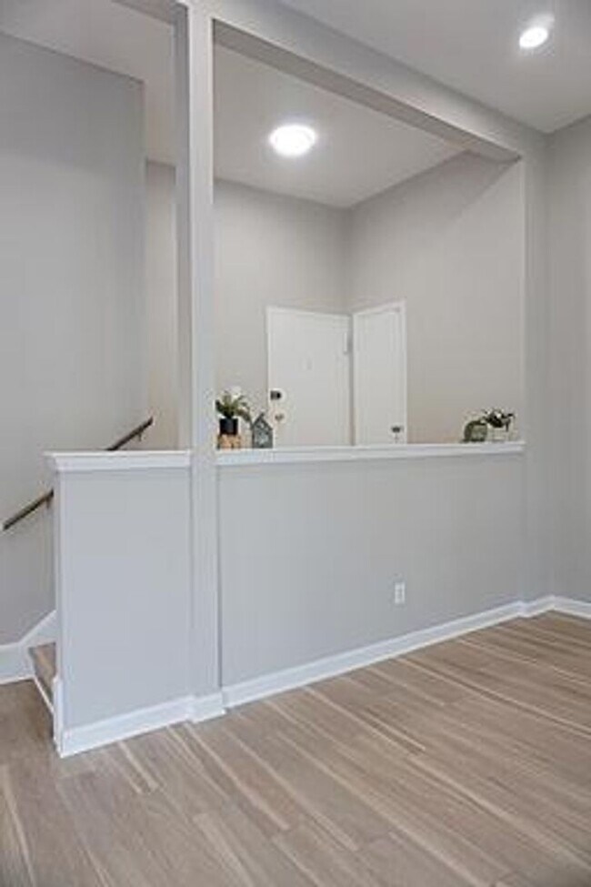 Foto del edificio - Beautifully Remodel Top-Level Condo!