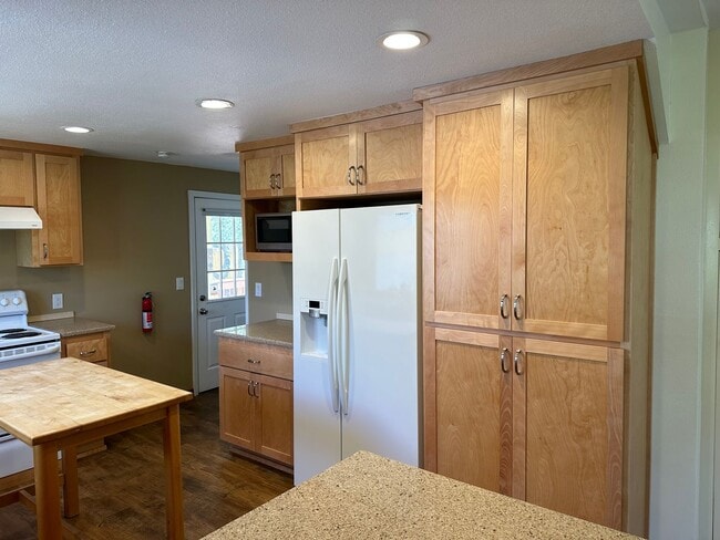 Building Photo - Beautifully updated 3 bedroom 1 bath home ...