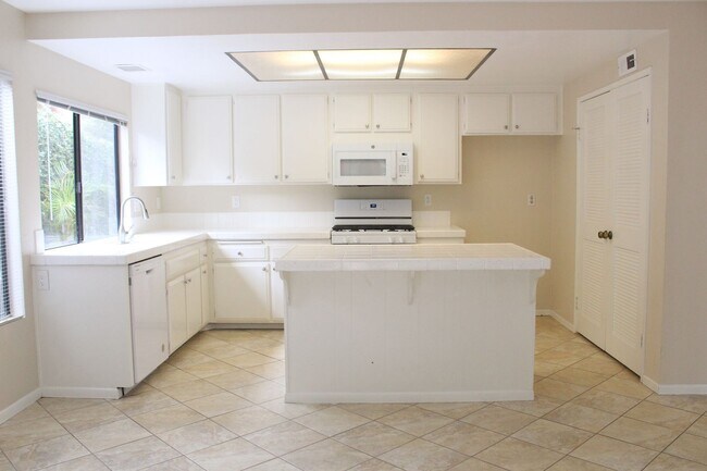 Building Photo - Beautiful Two Story Home in North View HOA...