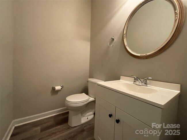 Foto del edificio - 5919 Pisgah Way