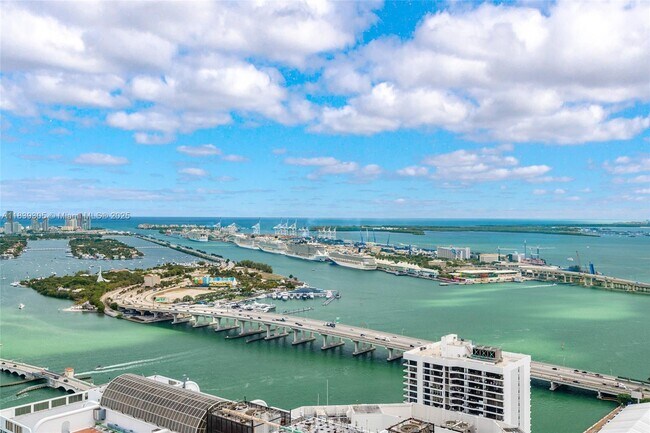 Building Photo - 1750 N Bayshore Dr