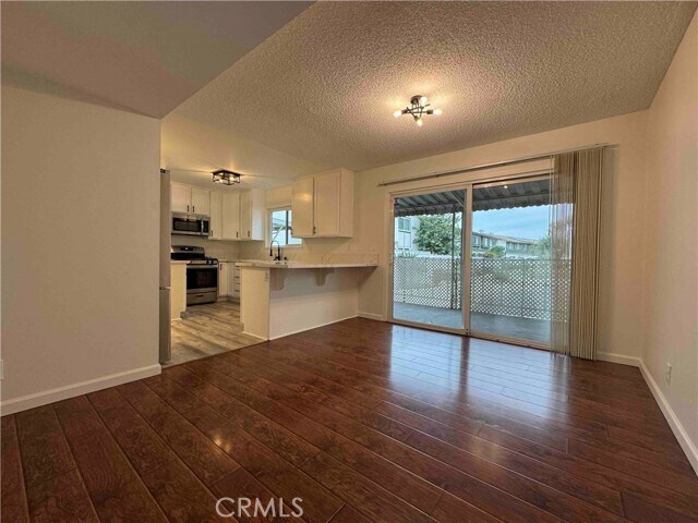 Foto del edificio - 8245 Graham Grn