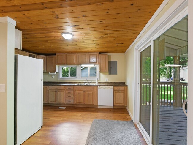 Building Photo - 3bd remodeled home; lake view available NOW