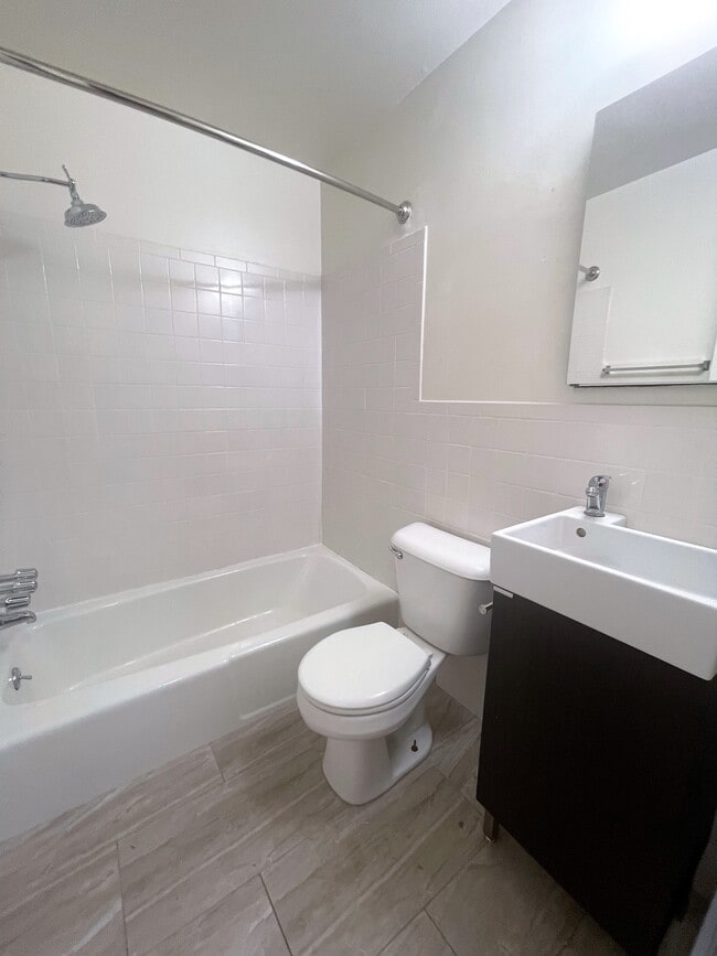 Full Bathroom - Main Line Court