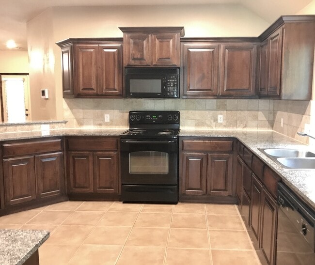 Building Photo - 3 bd/2 ba on Half acre - Edmond Schools