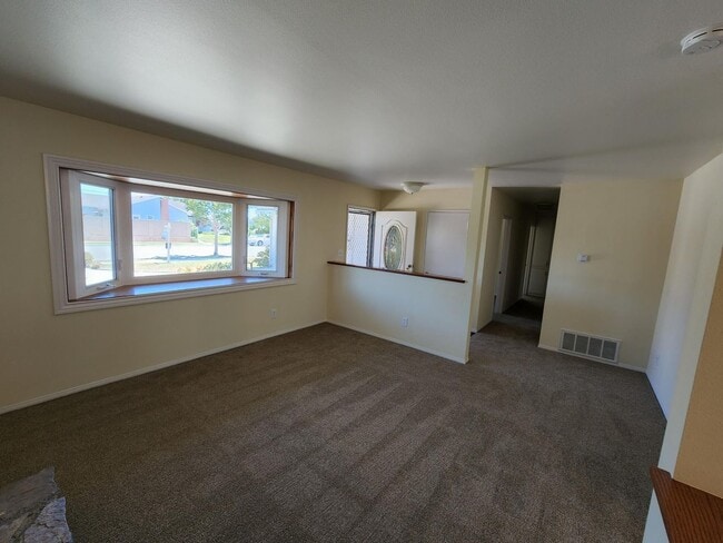 Building Photo - 3 Bedroom 2 Bath Home,