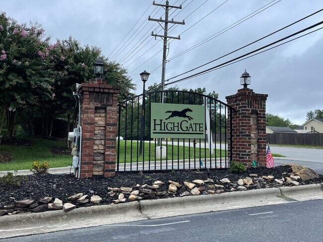 Building Photo - 2 BED, 2 BATH CONDO LOCATED IN GREENSBORO!