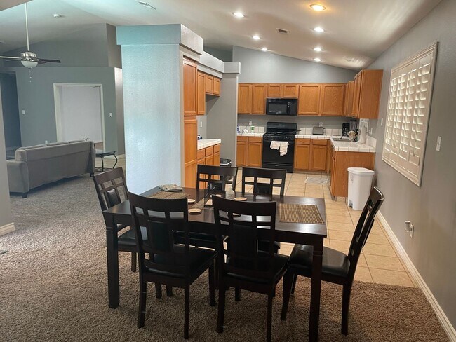 Foto del edificio - The Seasons Pool Home – 3 Bedroom, 2 Bathr...