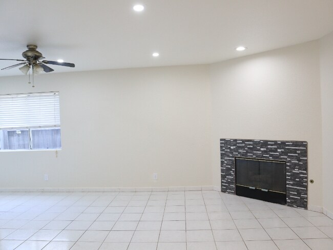 Foto del edificio - 15381 Monterey Ave