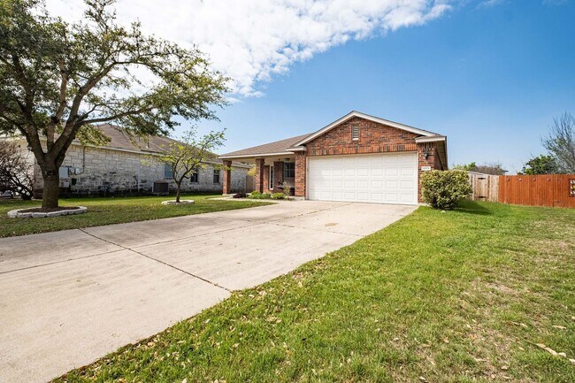 Foto del edificio - Stunning 3 Bedroom, 2 Bath Home w/ Front O...