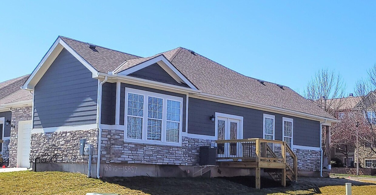 Foto principal - 15813 Riley St