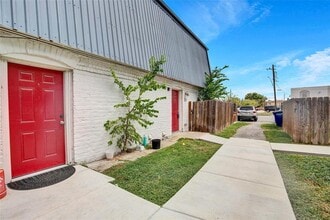 Building Photo - 7204 Twin Crest Dr
