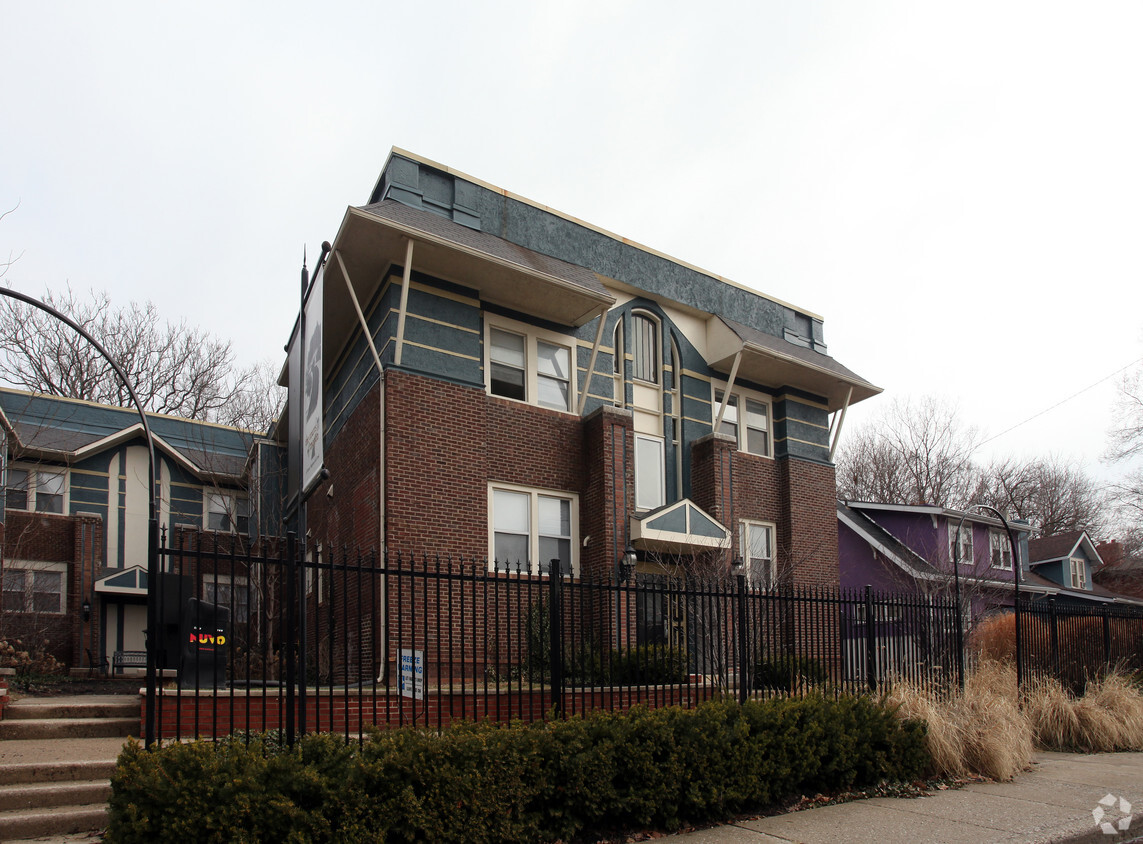 Building Photo - THE COURTS OF MONON