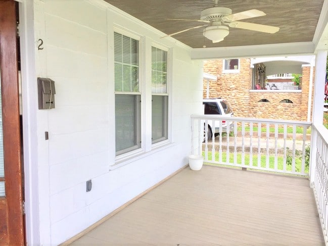 Building Photo - 923 E Hillcrest Dr
