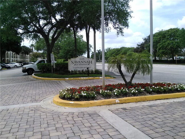 Foto del edificio - 875 Riverside Dr