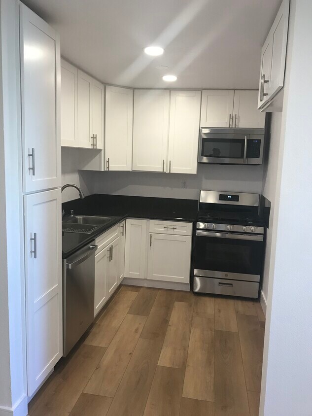 Foto principal - 13160 Victory Blvd