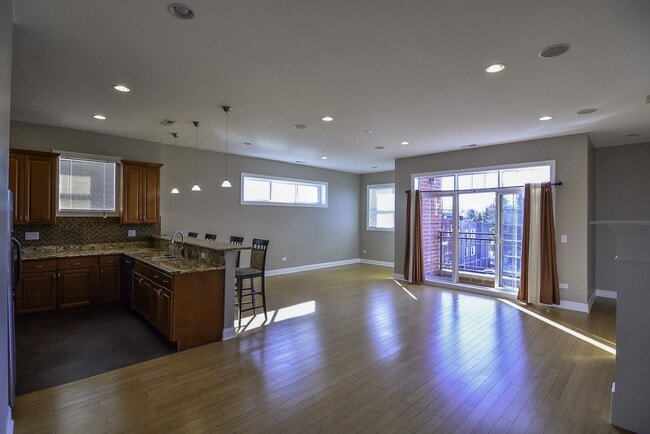 Building Photo - 4006 N Kilbourn Ave