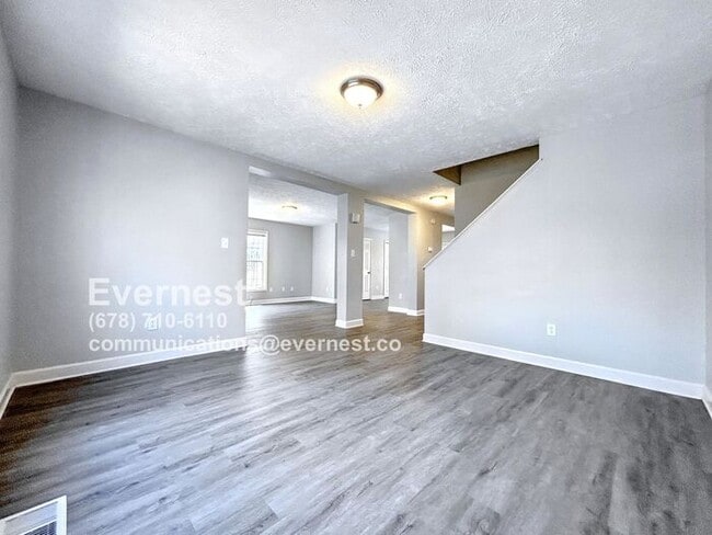 Foto del edificio - Spacious 3-Bedroom Home in a Vibrant and A...