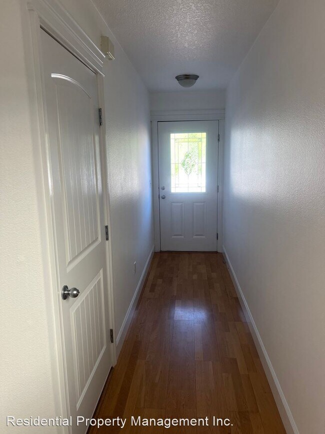 Building Photo - 3 br, 2.5 bath House - 546 NE 79th Ave.