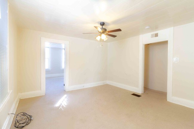 5628-02 Sala de estar - 5628 Jackson St