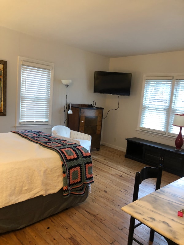 Building Photo - 1296 W 106th St