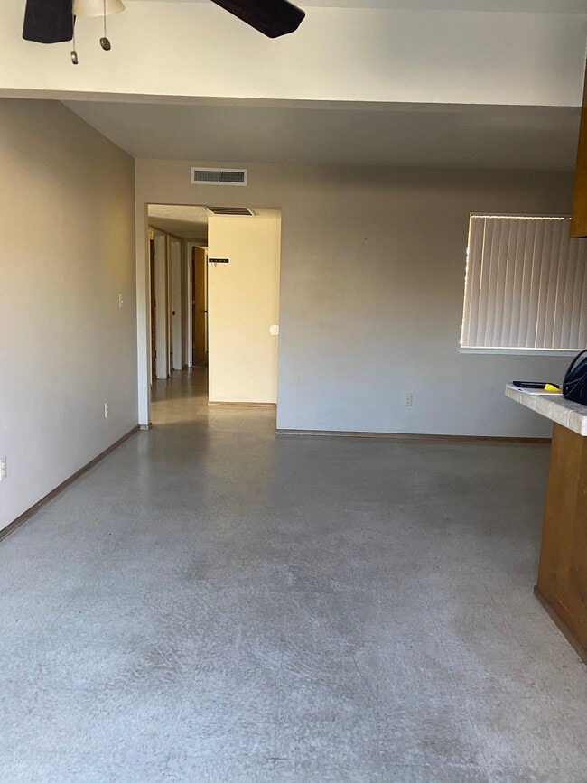 Building Photo - 2104 Rose Ave