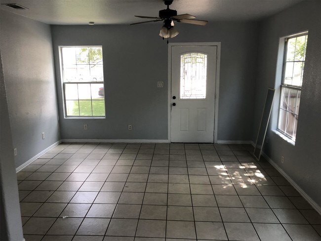 Foto del edificio - 5608 Birchman Ave