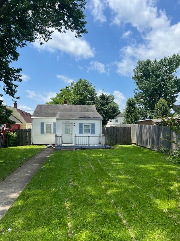 Primary Photo - 2025 Indiana Ave