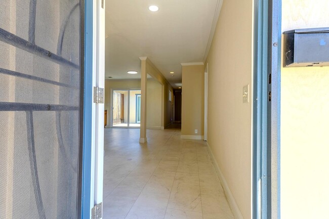 Building Photo - 6522 Maywood Ln
