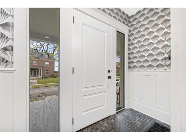 Building Photo - 749 Linwood Ave
