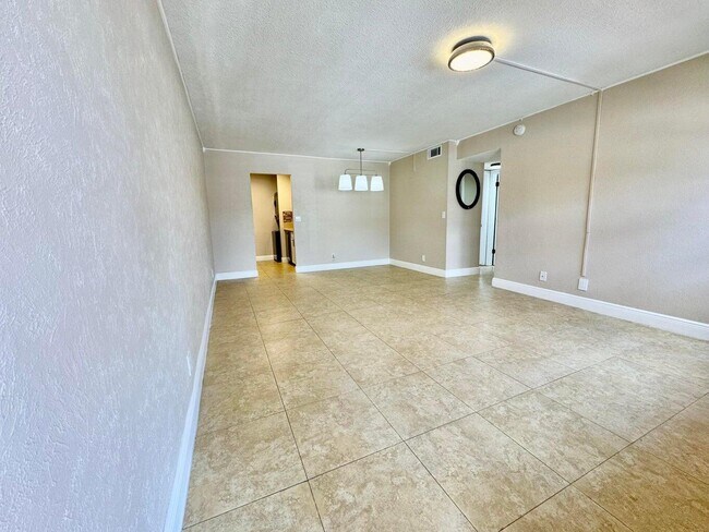 Building Photo - 10008 Twin Lakes Dr