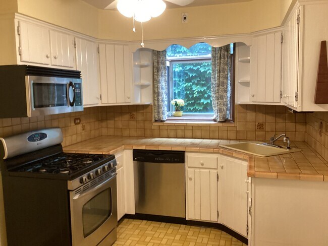 Foto del edificio - 6204 N Troy St