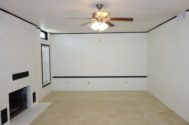Vista de la sala de estar - 1745 S Birmingham Ave