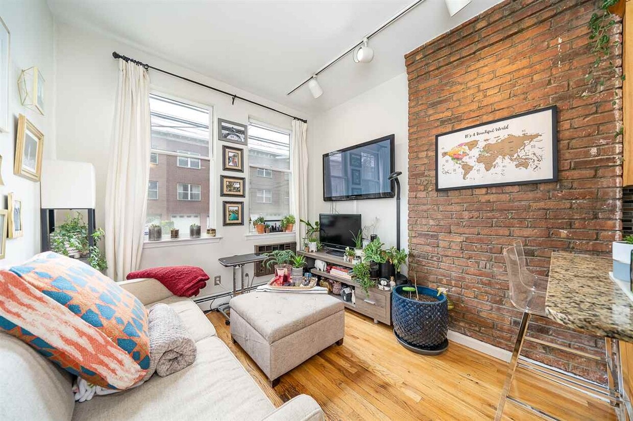 Primary Photo - 222 Madison St