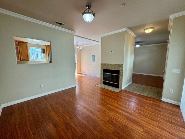 Building Photo - 3 Bedroom 3 Bathroom Pasadena Townhouse wi...