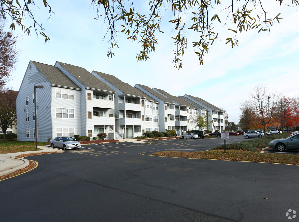 Foto principal - Village of Westover Apartment Homes