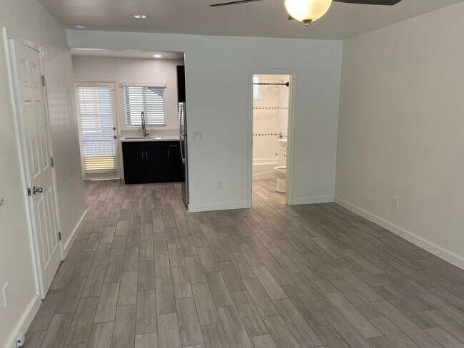 Building Photo - 943 Thomas Ave