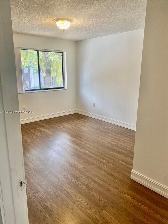 Foto del edificio - 8323 Coral Lake Dr