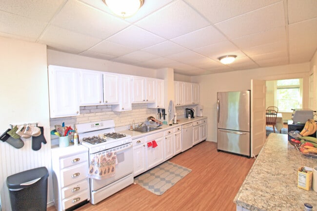 Building Photo - 1809 Beacon St