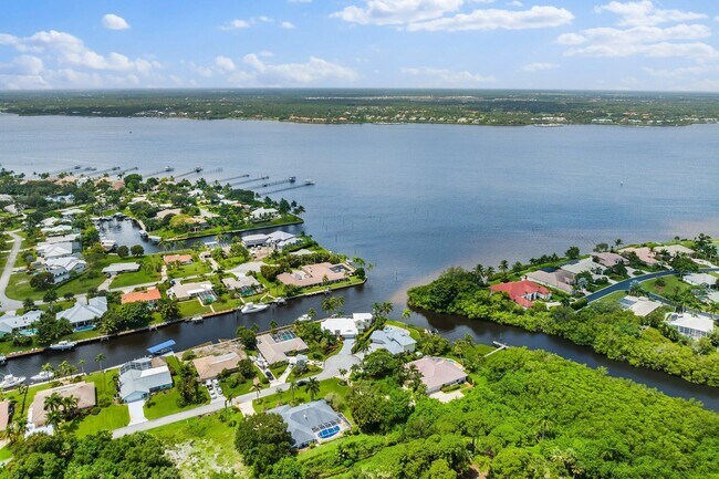 Foto del edificio - 2744 Howard Creek Ln