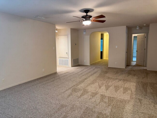 Foto del edificio - Welcome home to 10115 Red Iron Creek!