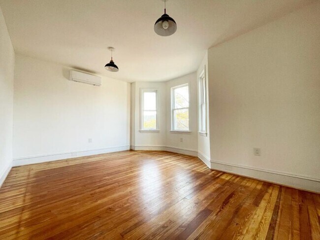 Foto del edificio - 2 bedroom in MASPETH NY 11378