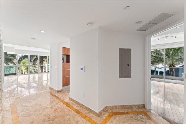 Building Photo - 1331 Brickell Bay Dr