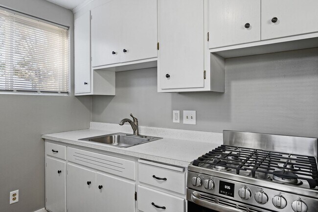 Foto del edificio - Spacious 1/BR/1 Bath Available Now!