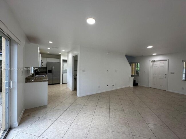 Building Photo - 3 bedroom in Hallandale FL 33009