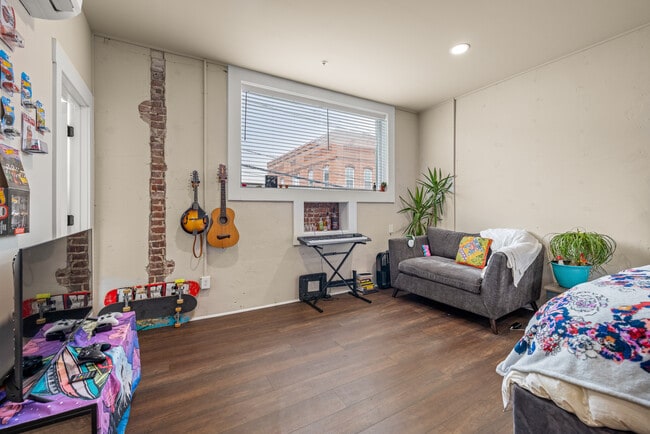 Building Photo - DT Cornelia Loft 1