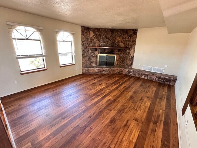 Building Photo - 3 Bedroom 2 Bathroom with 3 Car Garage