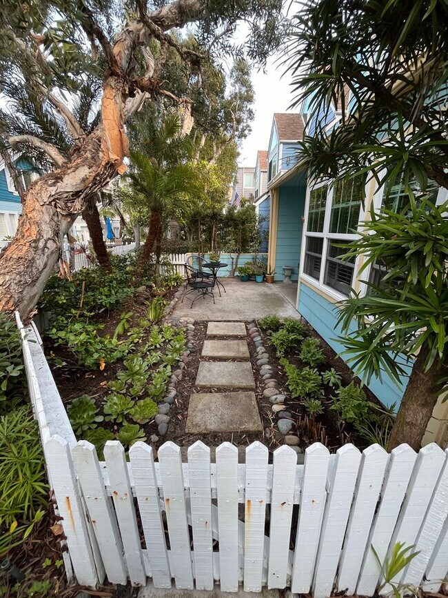Foto del edificio - Mission Beach, 2 bedroom, 2 bathroom, with New Carpet, Parking, Laundry, Patio (807 Nantasket Ct....